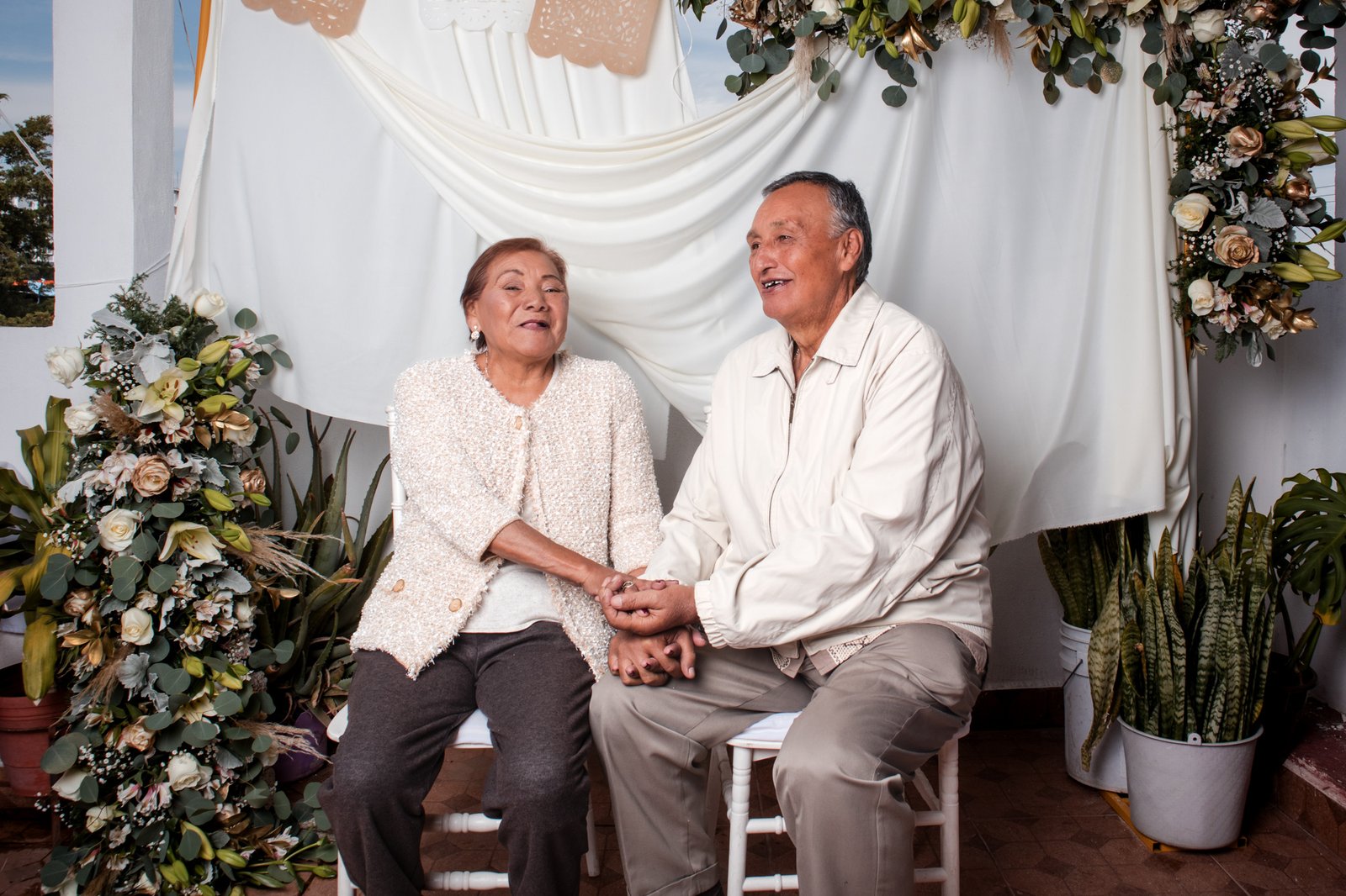 Ana y Maximino se miran durante el aniversario