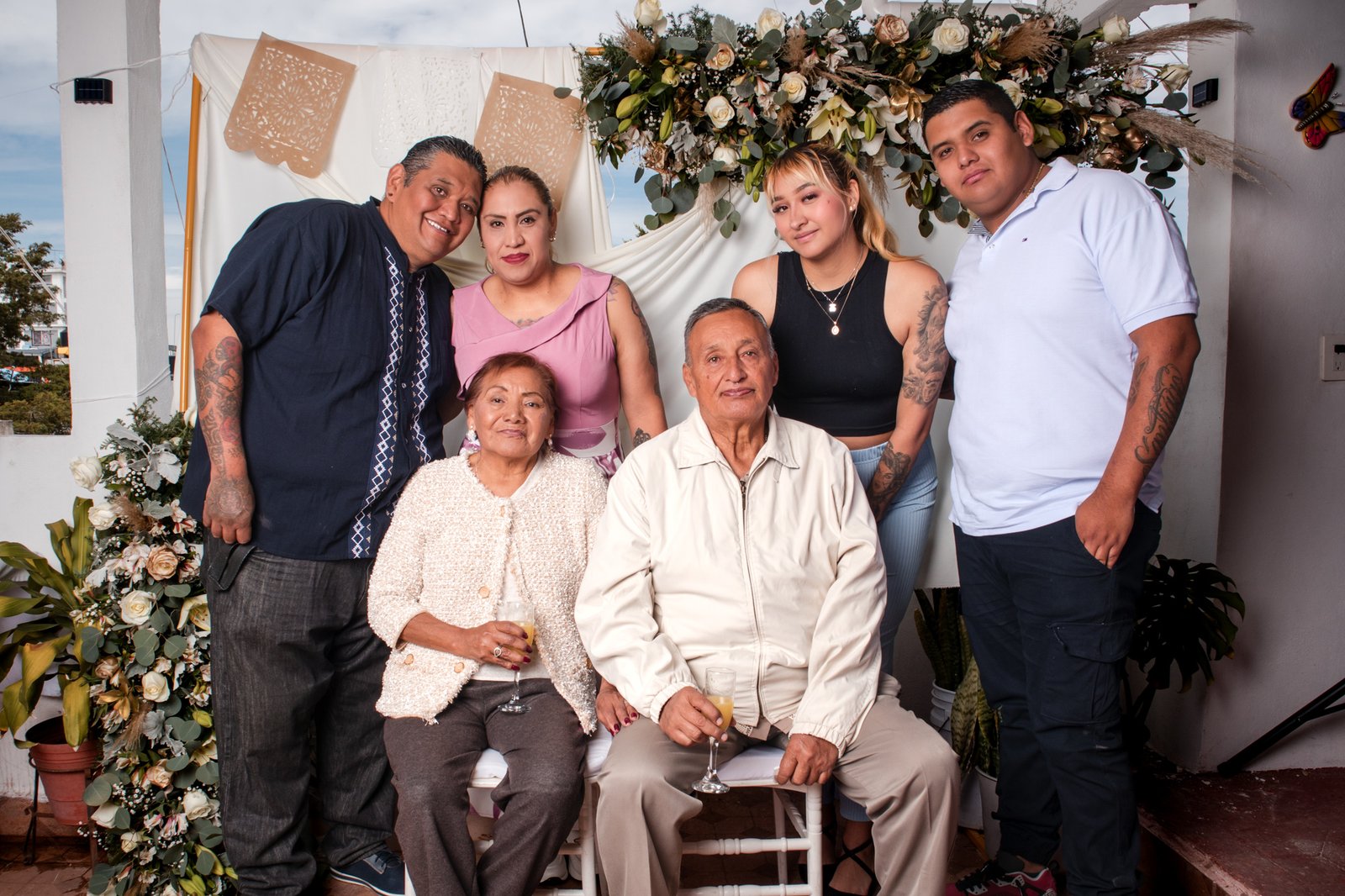 Ana y Maximino rodeados por su familia